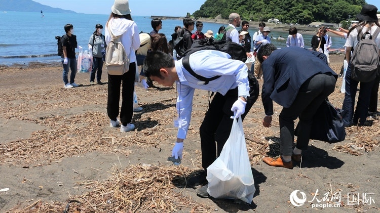 學(xué)生們體驗(yàn)海岸清掃。人民網(wǎng) 許可攝