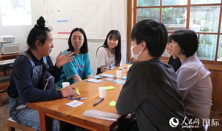 通過卡片游戲，模擬如何解決海洋垃圾問題。人民網(wǎng) 許可攝