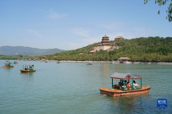 6月22日，游人在北京頤和園乘坐游船。新華社記者 任超 攝