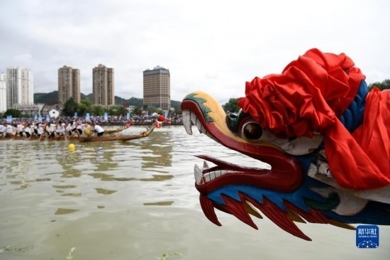 6月23日，在貴州省黔東南苗族侗族自治州施秉縣舉行的獨(dú)木龍舟節(jié)上，獨(dú)木龍舟進(jìn)行比賽。