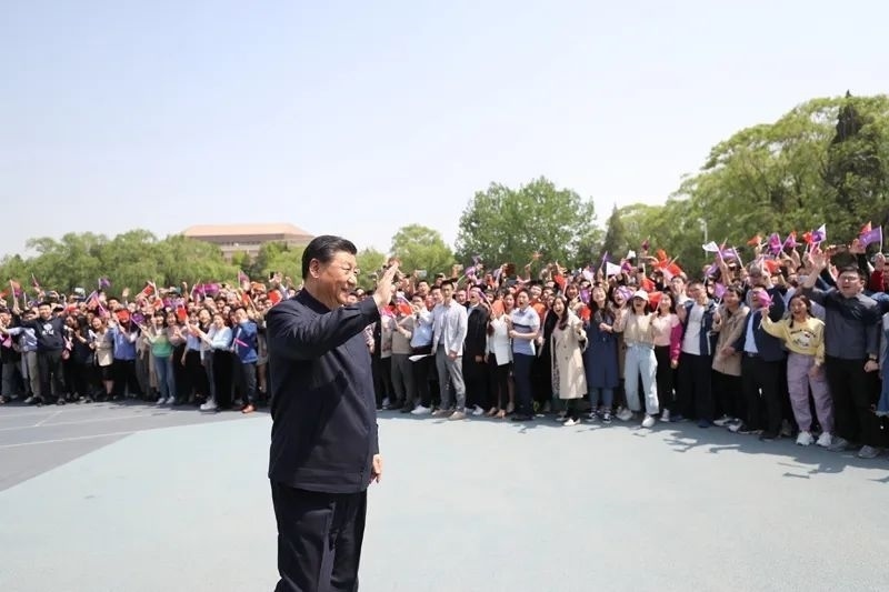 2021年4月19日，在清華大學(xué)建校110周年校慶日即將來(lái)臨之際，習(xí)近平來(lái)到清華大學(xué)考察。圖為習(xí)近平離開學(xué)校時(shí)，同師生們揮手致意。新華社記者 鞠鵬 攝