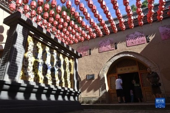 6月23日，游人在三門峽市陜州地坑院景區(qū)內(nèi)游覽。