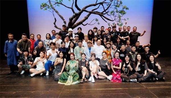 《斷金》百場演職人員合影。龍馬社供圖