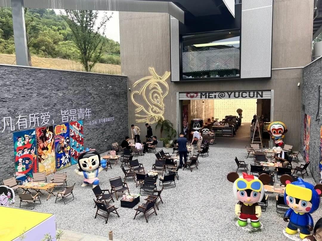 在浙江省湖州市安吉縣天荒坪鎮(zhèn)余村拍攝的國漫主題咖啡店。銳聆 攝