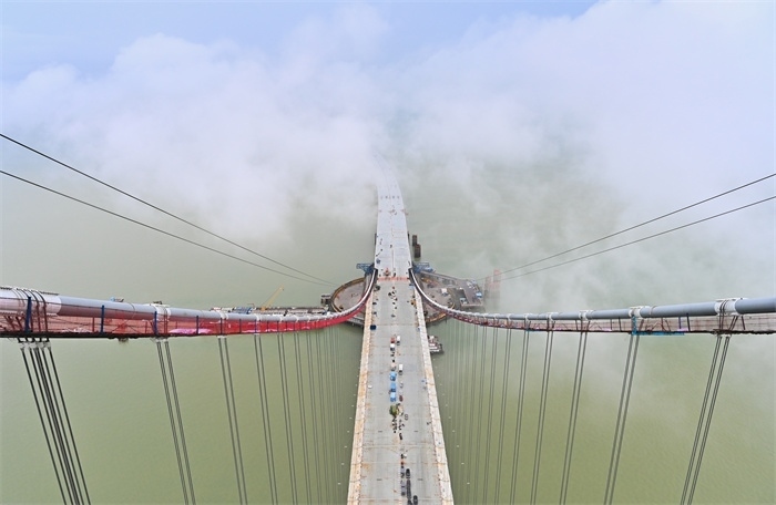 從270米高塔俯瞰深中通道伶仃洋大橋施工現(xiàn)場。（中交集團供圖）