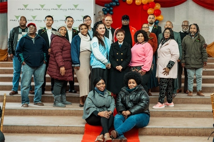 PMG礦業(yè)公司股東和管理團(tuán)隊和演講嘉賓合影。（圖片來源：廣西大錳南非PMG礦業(yè)有限公司）