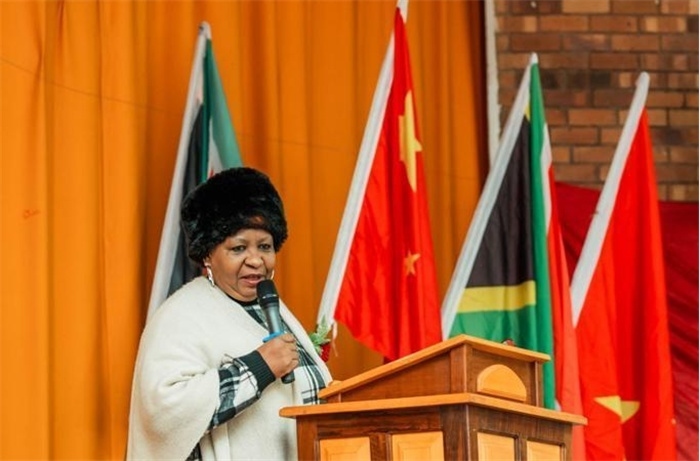 Magdeline Mokwena女士致辭。（圖片來源：廣西大錳南非PMG礦業(yè)有限公司）