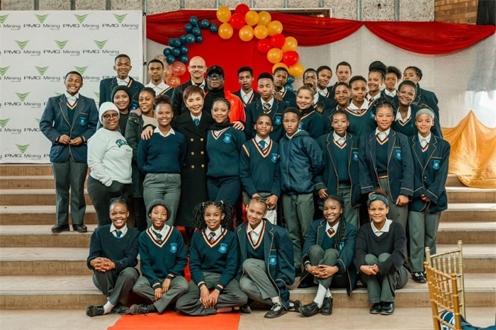 Blinkklip高中的學(xué)生們。（圖片來源：廣西大錳南非PMG礦業(yè)有限公司）