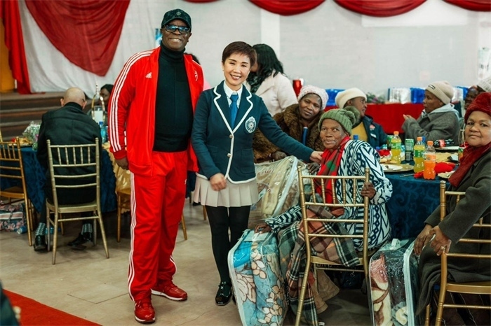 Micheal Mohala中將、黃琳與社區(qū)老人合影。（圖片來源：廣西大錳南非PMG礦業(yè)有限公司）