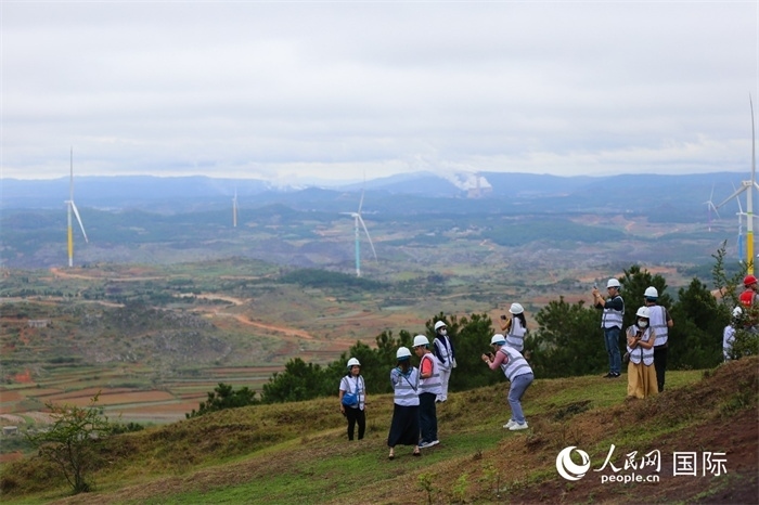 瀾湄記者團(tuán)在富源西風(fēng)電基地拍照“打卡”。（人民網(wǎng) 李發(fā)興攝）