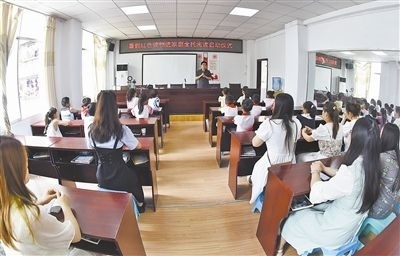  圖②：法院干警向參加活動(dòng)的學(xué)生和家長(zhǎng)講解暑假安全教育知識(shí)。