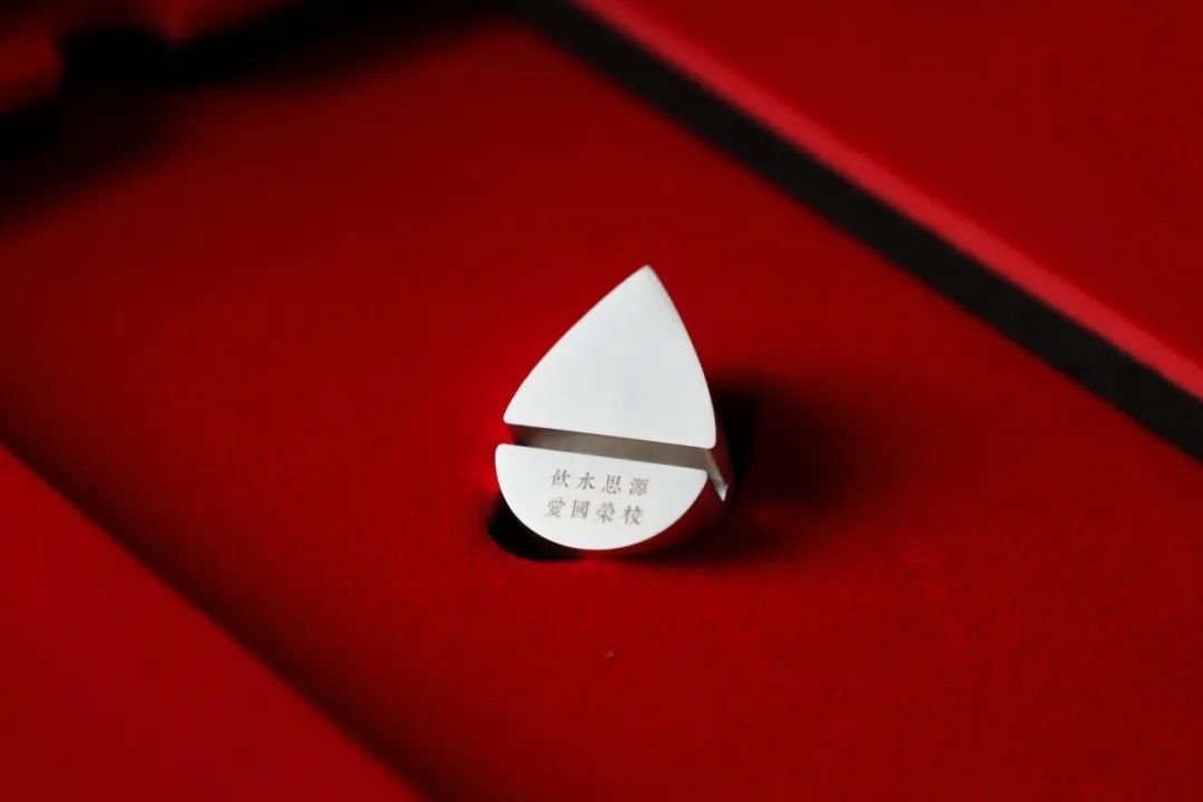 上海交通大學(xué)發(fā)布2023年錄取通知書(shū)禮盒。校方供圖