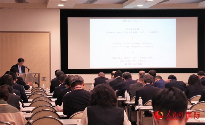 富士美術(shù)館文藝部長平野賢一介紹展覽內(nèi)容。（人民網(wǎng) 許可攝）