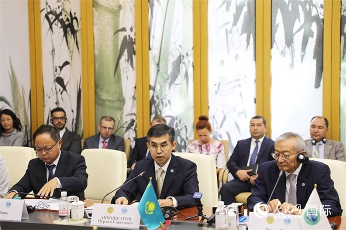 哈薩克斯坦常駐上合組織秘書處代表努爾蘭·阿科什卡羅夫介紹哈薩克斯坦接任輪值主席國后的優(yōu)先工作。人民網(wǎng) 俄布拉依攝