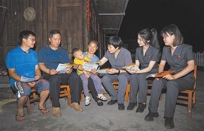 “法治屋場會”上，法院黨員志愿服務(wù)隊(duì)在給種植戶普及法律知識。