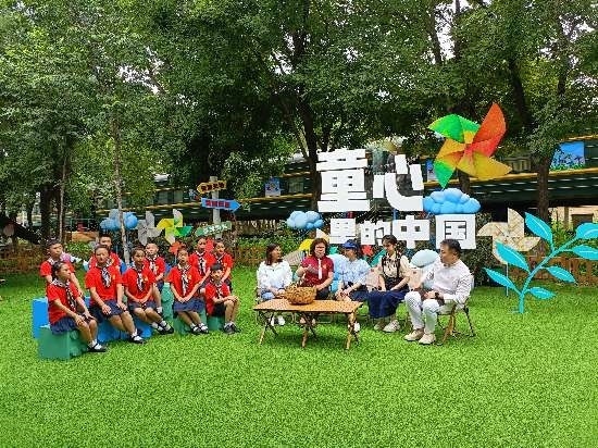 文縣東壩童聲合唱團(tuán)的孩子們?cè)谘胍暣箫L(fēng)車基地錄制節(jié)目。