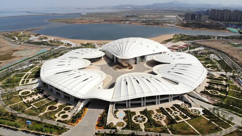 位于中國－上海合作組織地方經(jīng)貿(mào)合作示范區(qū)的青島·上合之珠國際博覽中心。新華社記者 李紫恒 攝