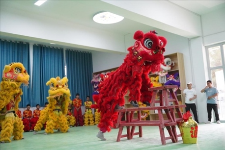 開課儀式現場，疏附縣第一中學舞獅隊的醒獅表演。