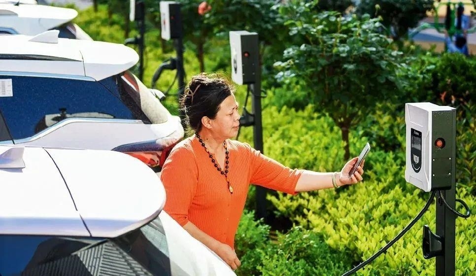 2023年5月24日，山東省膠州市新立街小區(qū)內(nèi)一位居民使用電動(dòng)汽車充電樁掃碼充電。該小區(qū)加裝各類智慧設(shè)備，打造“智慧社區(qū)”，為居民生活帶來(lái)便利。