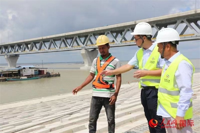 孟加拉國(guó)帕德瑪大橋河道整治工程北岸整治區(qū)域長(zhǎng)1.5千米，南岸長(zhǎng)11.5千米，是目前世界上規(guī)模最大的河道整治工程。人民網(wǎng)記者 孫廣勇攝