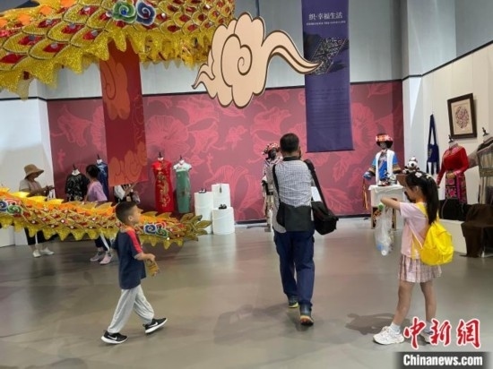 市民參觀展覽。祝歡 攝