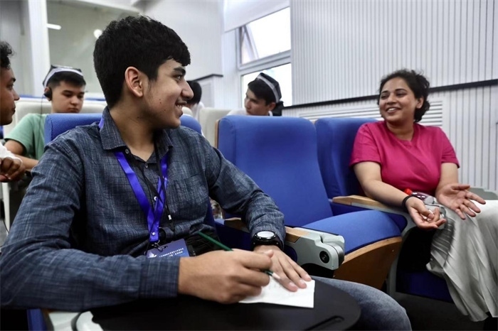 “上合小記者”在中國(guó)傳媒大學(xué)外語(yǔ)學(xué)院采訪留學(xué)生。中新社供圖