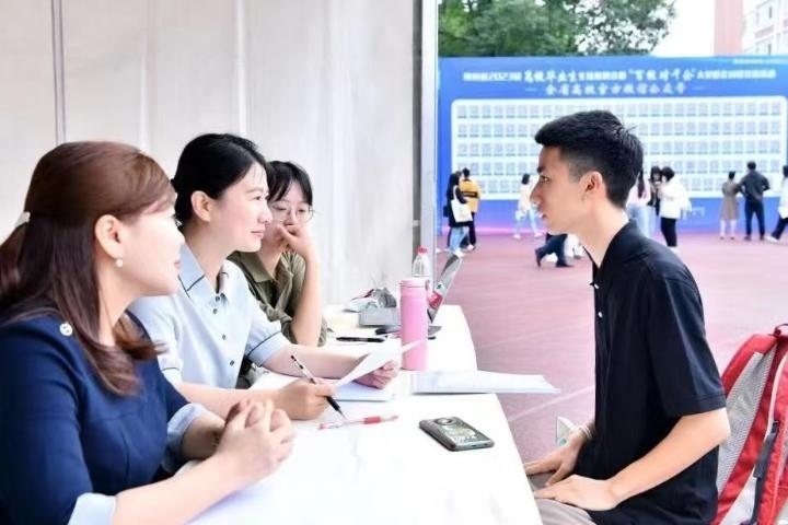 2023年5月7日，四川省2023屆高校畢業(yè)生專場(chǎng)招聘會(huì)暨“百校對(duì)千企”大型校企對(duì)接交流活動(dòng)在成都理工大學(xué)舉行。（四川省教育廳供圖）