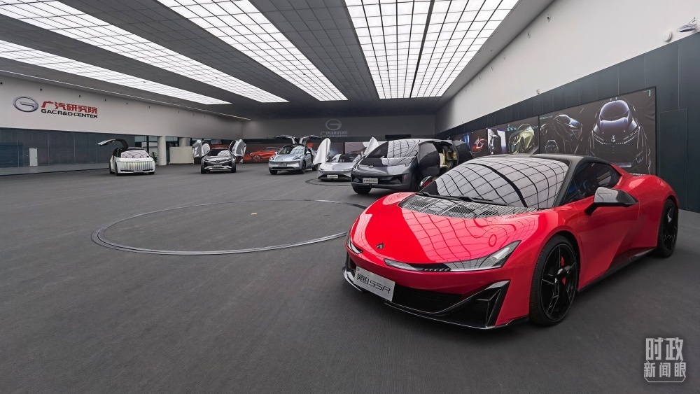 今年4月，習近平考察廣汽埃安新能源汽車股份有限公司，了解企業(yè)推動制造業(yè)高端化、智能化、綠色化等情況。（總臺央視記者石丞拍攝）