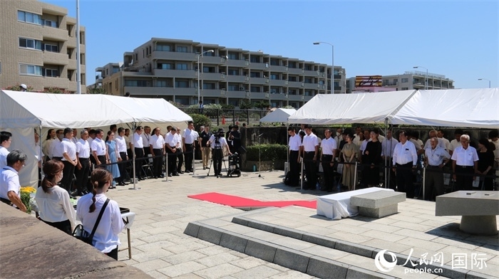 參加紀念活動者全體起立默禱。人民網(wǎng) 許可攝