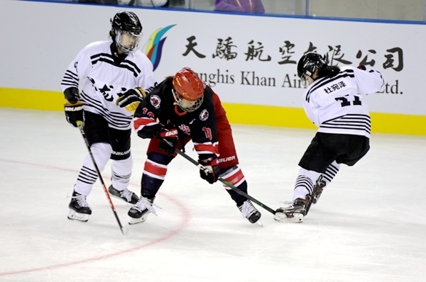 上海隊田博雅(中)與黑龍江隊杜宛澤爭搶。人民網(wǎng)記者 胡雪蓉攝