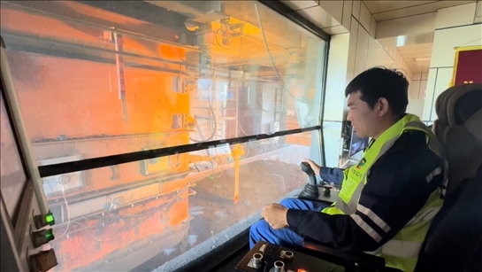 國家電投內(nèi)蒙古公司南露天煤礦裝車站司機(jī)石繼立的操縱下，一次性60噸的煤炭穩(wěn)穩(wěn)裝入車廂。人民網(wǎng) 金洪花攝