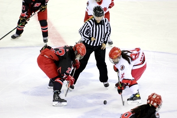 北京隊球員呂悅(左)與上海隊球員黃滟爭球。人民網(wǎng)記者 胡雪蓉攝