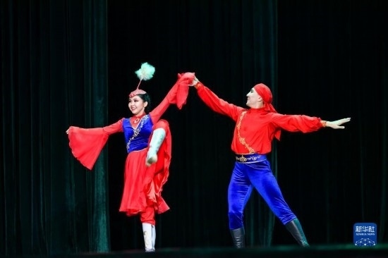 7月21日，哈薩克斯坦薩爾塔納國家舞蹈團的演員在演出。