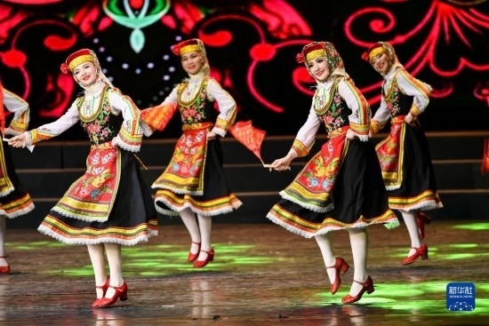 7月21日，哈薩克斯坦薩爾塔納國家舞蹈團的演員在演出。