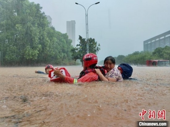湖北咸寧暴雨引發(fā)內(nèi)澇， 消防營救民眾 朱燕林 攝