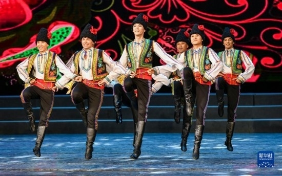 7月21日，哈薩克斯坦薩爾塔納國家舞蹈團的演員在演出。