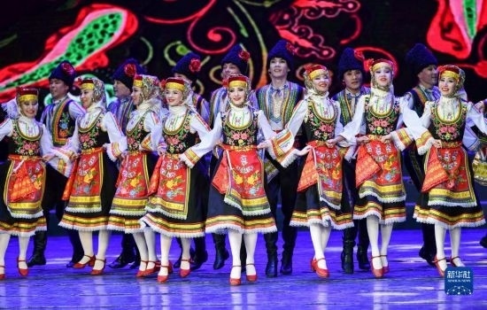 7月21日，哈薩克斯坦薩爾塔納國家舞蹈團的演員在演出。