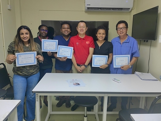 醫(yī)療隊(duì)成員與部分學(xué)員合影。第18期援圭亞那醫(yī)療隊(duì)供圖