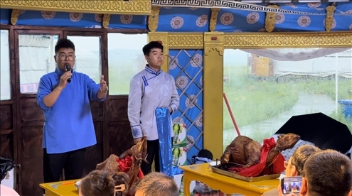 圖為草原蒙古包全羊宴。人民網(wǎng)記者 金洪花攝