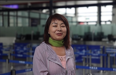 7月22日，曾經(jīng)在老撾瑯勃拉邦工作過3年的加拿大華僑孫月玲乘坐中老鐵路國際旅客列車從中國出境。衛(wèi)海林 攝