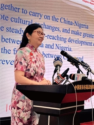 中國駐拉各斯總領(lǐng)館總領(lǐng)事嚴(yán)宇清致辭。駐拉各斯總領(lǐng)館供圖