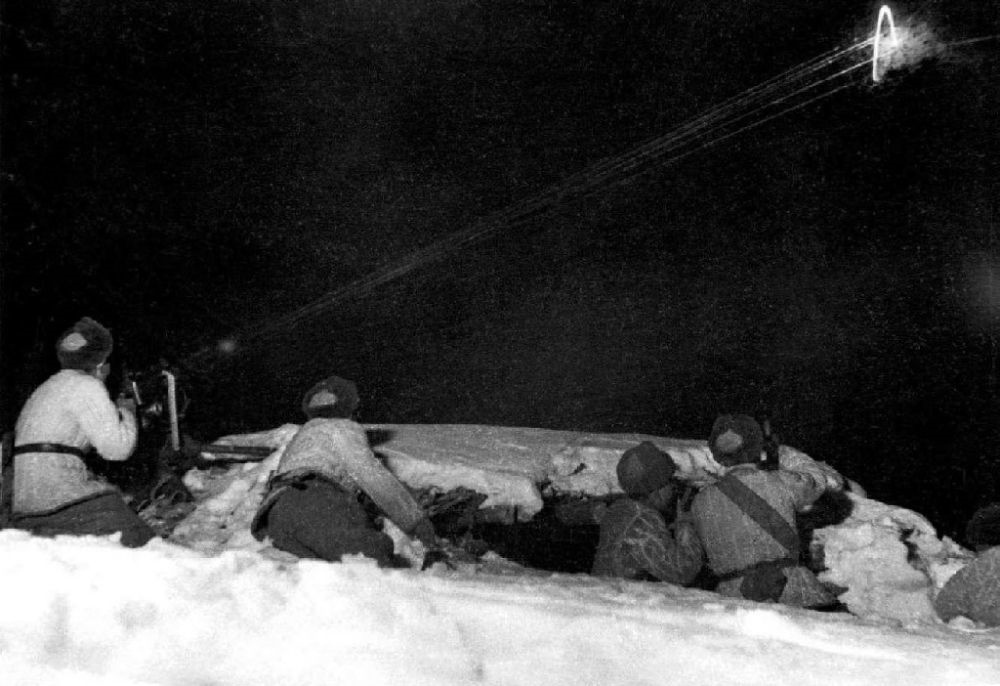  ↑1950年12月，在朝鮮長津湖，中國人民志愿軍第27軍連隊機槍手向美軍陣地射擊。新華社發(fā)（張崇岫 攝）