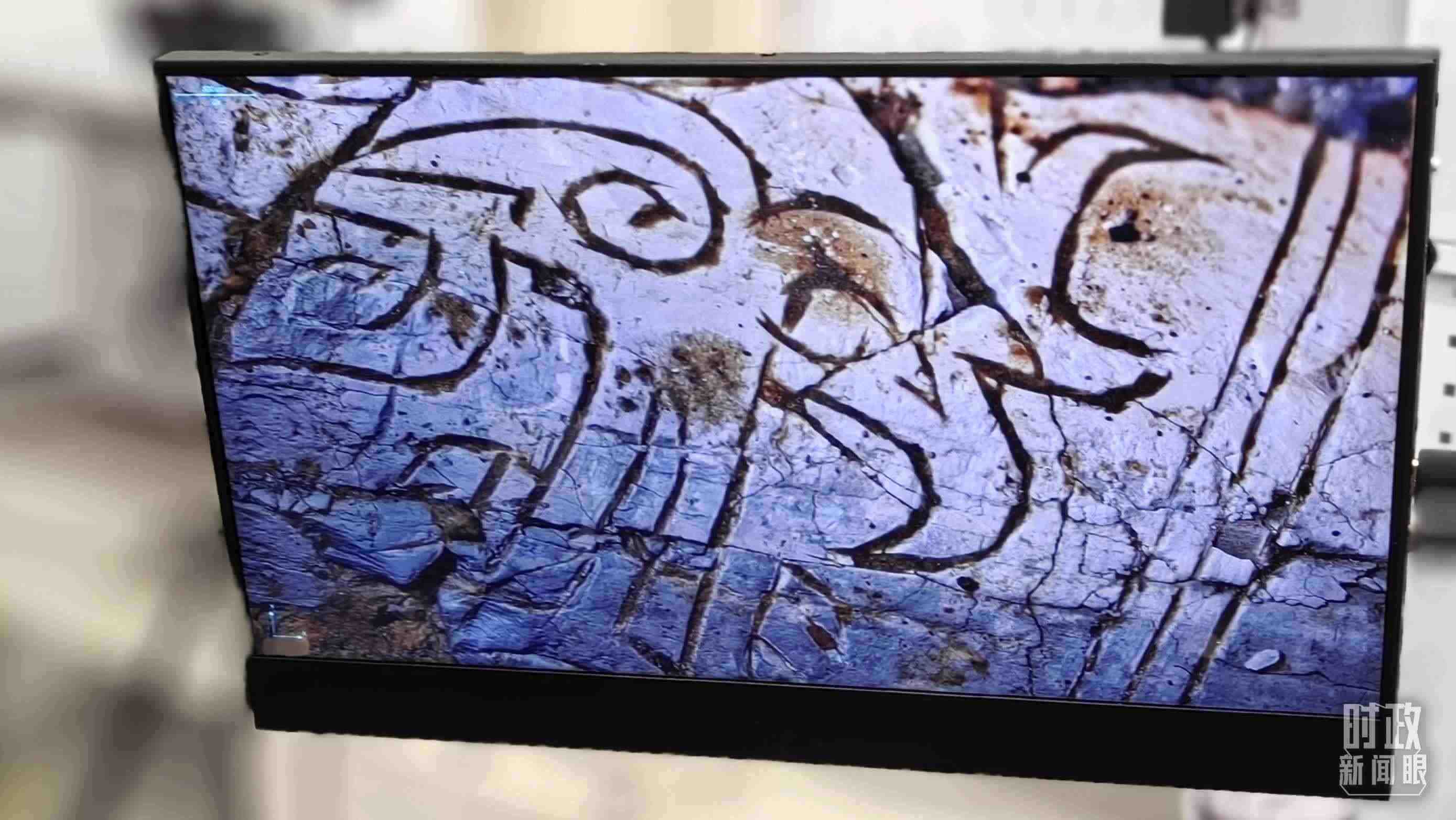 △顯微鏡下，三星堆文物的紋路清晰可見(jiàn)。（總臺(tái)央視記者王萌萌拍攝）