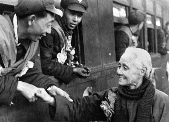 全國(guó)的鐵路工人們，一批批地志愿前往朝鮮前線工作，這是隴海路的鐵路工人魏志杰在臨行時(shí)和他母親告別的情形。新華社發(fā)（資料照片）