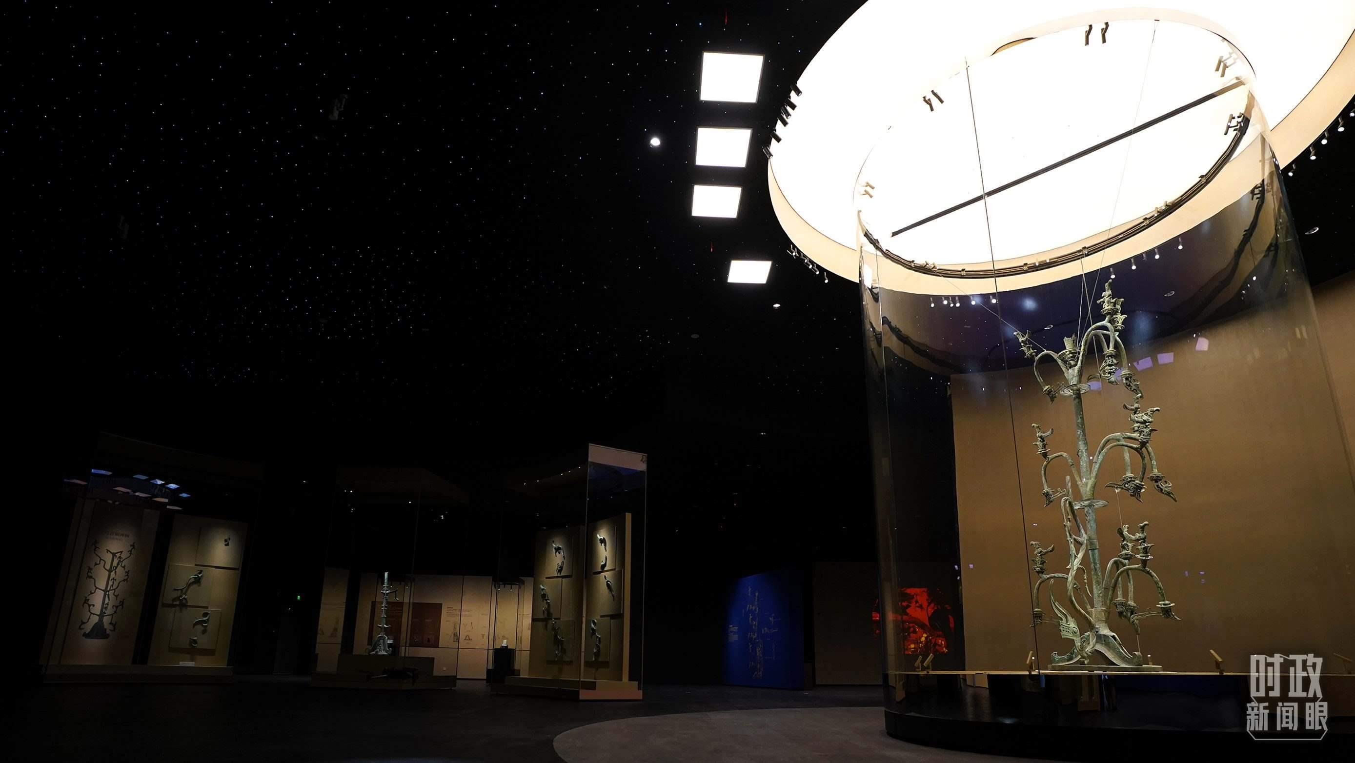 △三星堆出土的青銅神樹(shù)。（總臺(tái)國(guó)廣記者李晉拍攝）