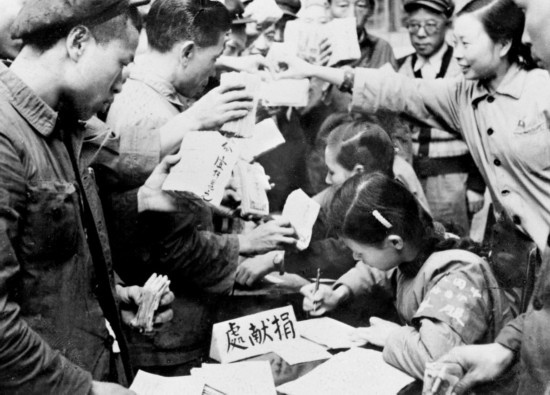 全國(guó)各地工商界踴躍捐獻(xiàn)款項(xiàng)，支援志愿軍。這是重慶市工商業(yè)者捐獻(xiàn)的情形。新華社發(fā)（資料照片）