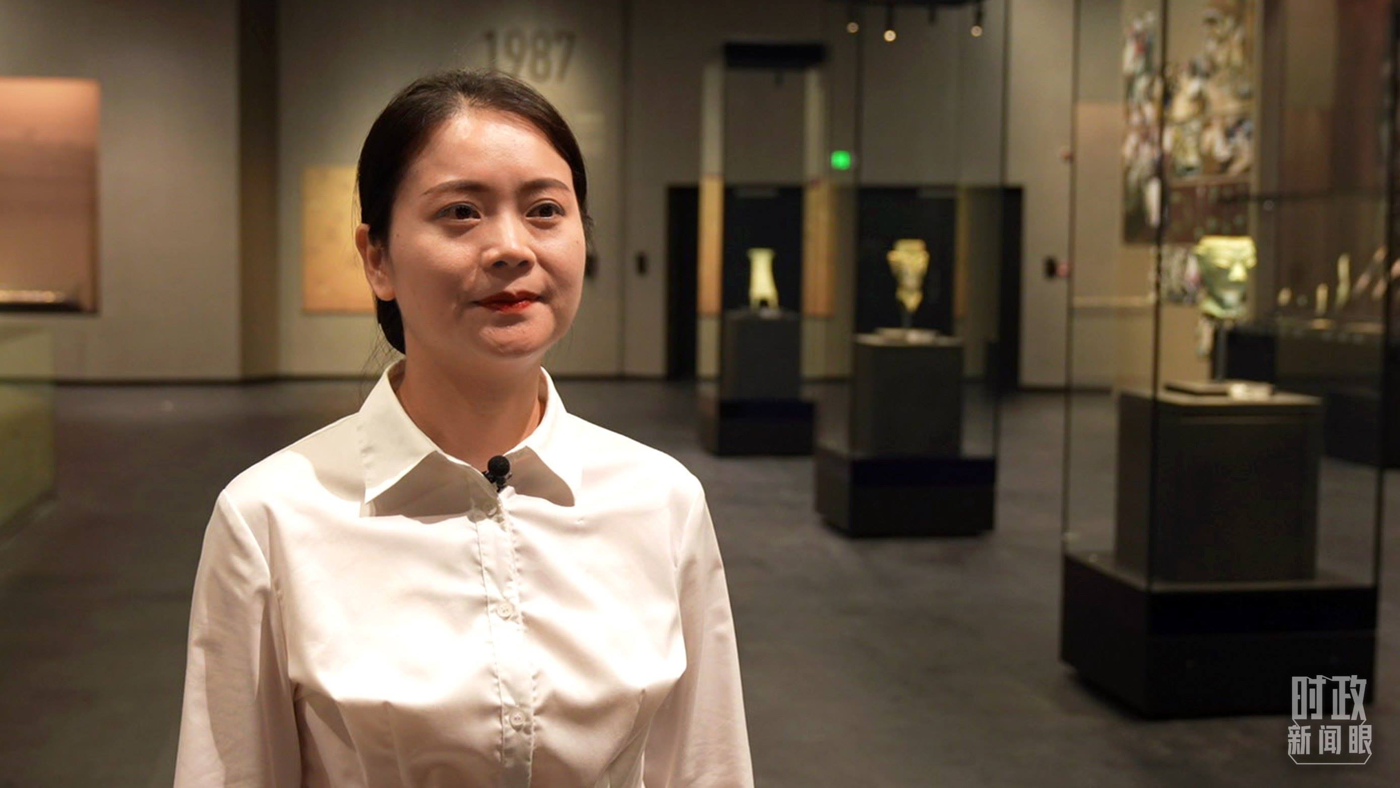 △當(dāng)天現(xiàn)場(chǎng)負(fù)責(zé)講解的三星堆博物館公眾服務(wù)部程靜。（總臺(tái)央廣記者馬喆拍攝）