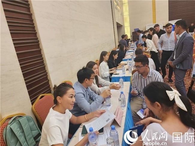 圖為中企代表與哈留華畢業(yè)生現(xiàn)場(chǎng)交流。人民網(wǎng)記者 李強(qiáng)攝