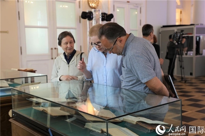 中俄圖書館論壇嘉賓共同參觀由俄羅斯國(guó)立列寧圖書館舉辦的館藏中國(guó)古籍善本圖書展。人民網(wǎng)記者 隋鑫攝