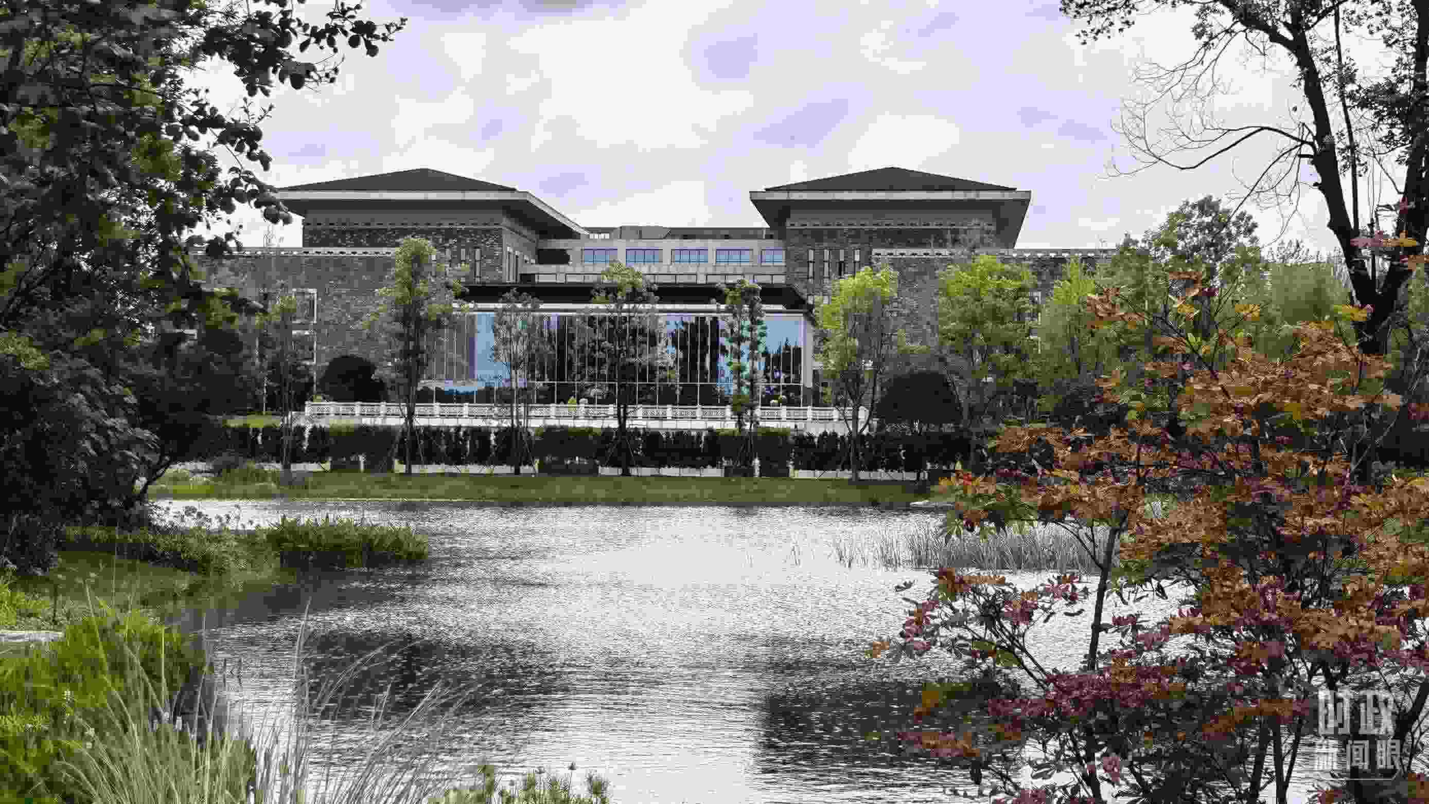 當(dāng)天，中印尼兩國(guó)元首在“錦蓉莊”舉行會(huì)見(jiàn)。（總臺(tái)央視記者韓銳拍攝）